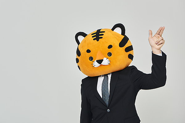 포토 JPG 스튜디오촬영 남자 회색배경 새해 실내 한명 정장 손짓 상반신 20대 성인 앞모습 한국인 비즈니스맨 호랑이띠 호랑이 호랑이캐릭터 손인사 동물탈 인형탈 성인남자한명만 2022년 임인년 국내포토 1 옷 뷰포인트 동물캐릭터 백그라운드 비즈니스 포유류 모션 사람 동양인 청년 내부 회색 십이지신 인사 직장인 연도 탈 남자한명만 성인남자만 파일형식