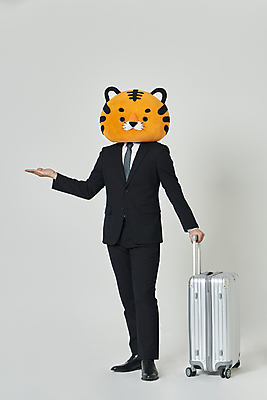 포토 JPG 스튜디오촬영 전신 남자 여행 회색배경 새해 안내 실내 한명 서기 정장 20대 성인 앞모습 여행객 캐리어 한국인 가리킴 잡기 비즈니스맨 호랑이띠 호랑이 호랑이캐릭터 동물탈 인형탈 성인남자한명만 2022년 임인년 국내포토 1 옷 뷰포인트 동물캐릭터 백그라운드 비즈니스 포유류 모션 사람 동양인 손짓 청년 내부 여행가방 회색 십이지신 직장인 연도 탈 남자한명만 성인남자만 파일형식