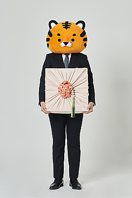 포토 JPG 스튜디오촬영 전신 남자 회색배경 새해 실내 한명 서기 들기 정장 20대 성인 앞모습 한국인 보자기 비즈니스맨 호랑이띠 호랑이 보따리 호랑이캐릭터 동물탈 인형탈 성인남자한명만 2022년 설선물 임인년 국내포토 1 옷 뷰포인트 동물캐릭터 백그라운드 비즈니스 포유류 모션 사람 동양인 청년 내부 회색 십이지신 직장인 연도 탈 남자한명만 성인남자만 파일형식 천_직물 명절선물