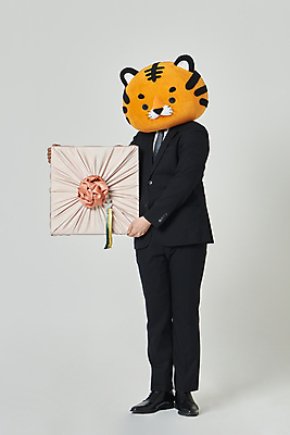 포토 JPG 스튜디오촬영 전신 남자 회색배경 새해 실내 한명 서기 들기 정장 20대 성인 앞모습 한국인 보자기 비즈니스맨 호랑이띠 호랑이 보따리 호랑이캐릭터 동물탈 인형탈 성인남자한명만 2022년 설선물 임인년 국내포토 1 옷 뷰포인트 동물캐릭터 백그라운드 비즈니스 포유류 모션 사람 동양인 청년 내부 회색 십이지신 직장인 연도 탈 남자한명만 성인남자만 파일형식 천_직물 명절선물