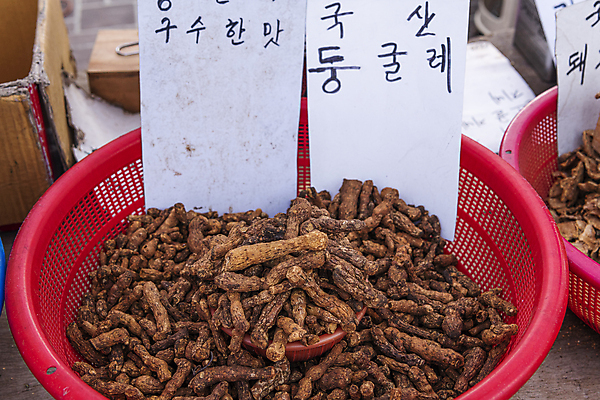 포토 JPG 주간 식재료 풍경 사람없음 야외 바구니 가득함 담기 재래시장 가판대 둥굴레 둥글레 오일장 전통시장 모란시장 국내포토 자연요소 전통 모션 시장 파일형식