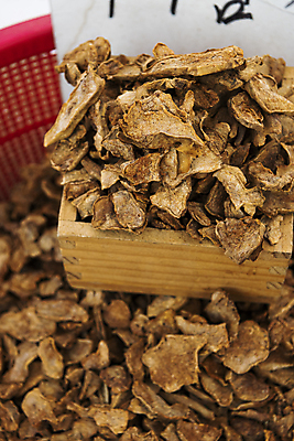 포토 JPG 주간 식재료 건조 풍경 사람없음 야외 아웃포커스 바구니 나무상자 가득함 담기 재래시장 오일장 전통시장 돼지감자 모란시장 국내포토 자연요소 전통 모션 감자 촬영기법 상자 시장 파일형식