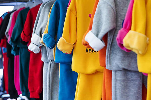 포토 JPG 주간 풍경 사람없음 야외 전시 일렬 옷가게 재래시장 유아복 걸림 오일장 전통시장 모란시장 국내포토 자연요소 전통 옷 모션 상점 아기용품 시장 파일형식