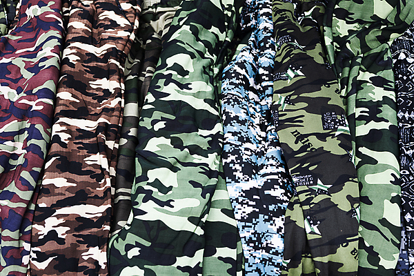 포토 JPG 주간 옷 풍경 사람없음 야외 전시 가득함 옷가게 재래시장 밀리터리 오일장 전통시장 모란시장 국내포토 자연요소 전통 패션 상점 시장 파일형식