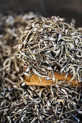 포토 JPG 주간 식재료 건조 풍경 사람없음 야외 아웃포커스 나무상자 가득함 담기 재래시장 멸치 오일장 전통시장 모란시장 국내포토 자연요소 전통 모션 촬영기법 어류 상자 시장 파일형식