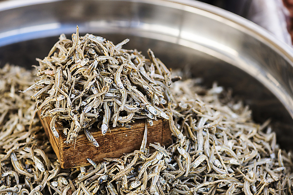 포토 JPG 주간 식재료 건조 풍경 사람없음 야외 아웃포커스 나무상자 가득함 담기 재래시장 대야 멸치 오일장 전통시장 모란시장 국내포토 자연요소 전통 모션 촬영기법 어류 상자 시장 파일형식