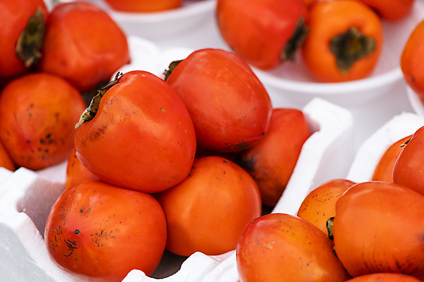 포토 JPG 주간 풍경 사람없음 야외 쌓기 전시 가득함 담기 재래시장 홍시 가판대 스티로폼박스 오일장 전통시장 모란시장 국내포토 자연요소 전통 모션 감 상자 시장 파일형식