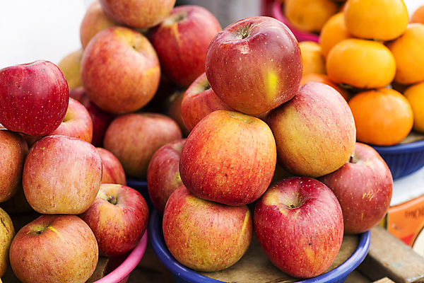 포토 JPG 주간 감 풍경 사람없음 야외 쌓기 바구니 전시 사과 가득함 담기 재래시장 가판대 오일장 전통시장 모란시장 국내포토 자연요소 전통 과일 모션 시장 파일형식