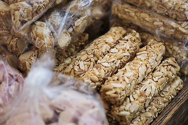 포토 JPG 주간 풍경 사람없음 야외 쌓기 전시 견과류 소프트포커스 가득함 재래시장 엿 가판대 오일장 전통시장 모란시장 국내포토 자연요소 전통 모션 촬영기법 시장 전통과자 파일형식