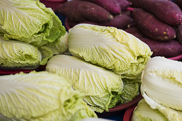 포토 JPG 주간 식재료 풍경 사람없음 야외 쌓기 바구니 전시 배추 담기 고구마 재래시장 가판대 오일장 전통시장 모란시장 국내포토 자연요소 전통 채소 모션 뿌리채소 시장 파일형식