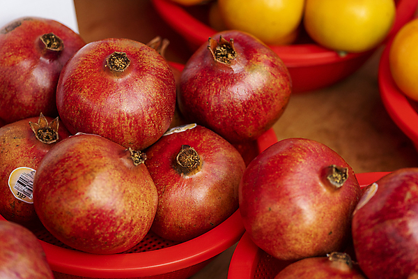 포토 JPG 주간 풍경 사람없음 야외 바구니 전시 가득함 담기 석류 재래시장 가판대 오일장 전통시장 모란시장 국내포토 자연요소 전통 과일 모션 시장 파일형식