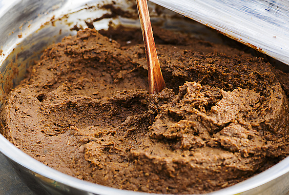 포토 JPG 주간 식재료 풍경 사람없음 야외 된장 가득함 재래시장 대야 발효음식 나무주걱 오일장 전통시장 모란시장 국내포토 자연요소 전통 음식 목재 양념 시장 주걱 파일형식