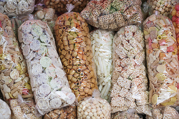 포토 JPG 주간 포장 비닐봉투 풍경 사람없음 야외 다양 가득함 재래시장 비닐 강냉이 뻥튀기 쌀강정 오일장 전통과자 전통시장 모란시장 국내포토 자연요소 전통 다수 재질 봉투 과자 시장 강정 파일형식