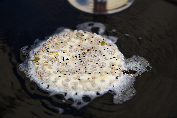 포토 JPG 주간 풍경 사람없음 야외 거품 기름 굽기 겨울간식 재래시장 길거리음식 씨앗호떡 오일장 전통시장 모란시장 국내포토 자연요소 전통 음식 디저트 시장 구이 호떡 파일형식