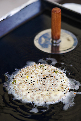 포토 JPG 주간 풍경 사람없음 야외 거품 기름 굽기 겨울간식 재래시장 길거리음식 씨앗호떡 오일장 전통시장 호떡누르개 모란시장 국내포토 자연요소 전통 음식 주방용품 디저트 시장 구이 호떡 파일형식