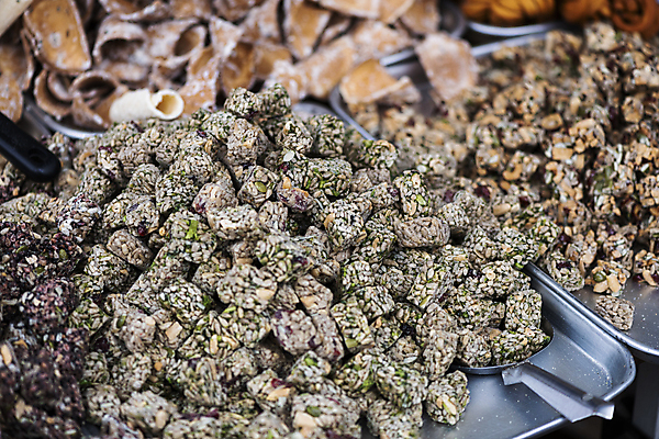 포토 JPG 주간 쟁반 풍경 사람없음 야외 쌓기 전시 가득함 주걱 재래시장 가판대 오일장 전통과자 전통시장 쌀튀밥 모란시장 국내포토 자연요소 전통 모션 주방용품 과자 시장 파일형식