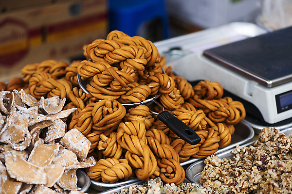 포토 JPG 주간 저울 풍경 사람없음 야외 아웃포커스 쌓기 전시 채망 가득함 재래시장 가판대 꽈배기 오일장 전통과자 전통시장 모란시장 국내포토 자연요소 전통 모션 주방용품 촬영기법 과자 시장 파일형식