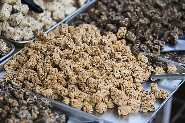 포토 JPG 주간 쟁반 풍경 사람없음 야외 쌓기 전시 가득함 주걱 재래시장 가판대 오일장 전통과자 전통시장 모란시장 국내포토 자연요소 전통 모션 주방용품 과자 시장 파일형식