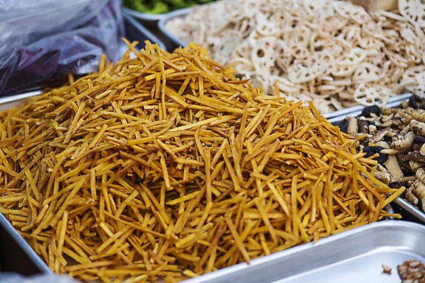 포토 JPG 주간 쟁반 풍경 사람없음 야외 쌓기 전시 감자튀김 가득함 담기 재래시장 가판대 연근튀김 오일장 전통과자 전통시장 모란시장 국내포토 자연요소 전통 모션 감자 과자 튀김 시장 파일형식