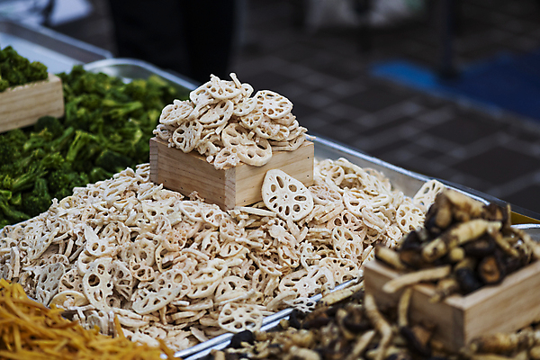 포토 JPG 주간 쟁반 풍경 사람없음 야외 아웃포커스 쌓기 전시 나무상자 가득함 담기 재래시장 연근 가판대 연근튀김 오일장 전통과자 전통시장 모란시장 국내포토 자연요소 전통 채소 모션 촬영기법 상자 과자 튀김 시장 파일형식