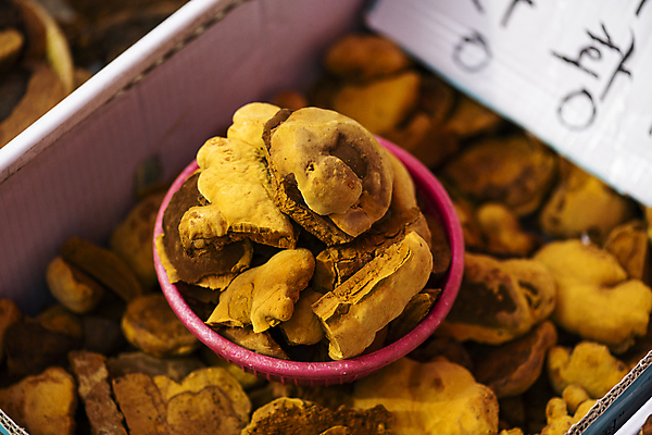 포토 JPG 주간 식재료 풍경 사람없음 야외 쌓기 바구니 팻말 종이상자 가득함 담기 재래시장 상황버섯 오일장 전통시장 모란시장 국내포토 자연요소 전통 모션 프레임 상자 버섯 시장 파일형식