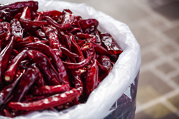 포토 JPG 주간 식재료 비닐봉투 풍경 사람없음 야외 아웃포커스 가득함 담기 홍고추 재래시장 비닐 말린고추 오일장 전통시장 모란시장 국내포토 자연요소 전통 모션 재질 고추 봉투 촬영기법 시장 파일형식