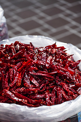 포토 JPG 주간 식재료 비닐봉투 풍경 사람없음 야외 아웃포커스 가득함 담기 홍고추 재래시장 비닐 말린고추 오일장 전통시장 모란시장 국내포토 자연요소 전통 모션 재질 고추 봉투 촬영기법 시장 파일형식