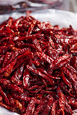 포토 JPG 주간 식재료 비닐봉투 풍경 사람없음 야외 아웃포커스 가득함 담기 홍고추 재래시장 비닐 말린고추 오일장 전통시장 모란시장 국내포토 자연요소 전통 모션 재질 고추 봉투 촬영기법 시장 파일형식