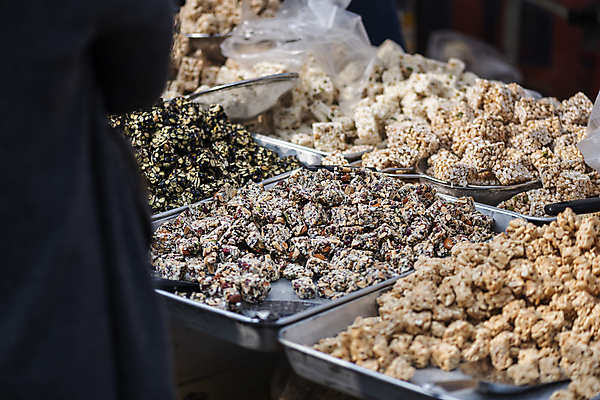 포토 JPG 주간 쟁반 한명 풍경 상반신 성인 야외 뒷모습 쌓기 전시 가득함 재래시장 가판대 오일장 전통과자 전통시장 성인한명만 모란시장 국내포토 자연요소 1 전통 뷰포인트 모션 사람 과자 시장 성인만 파일형식