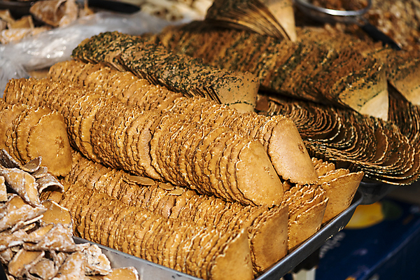 포토 JPG 주간 쟁반 풍경 사람없음 야외 쌓기 전시 가득함 담기 재래시장 가판대 오일장 전병 전통과자 전통시장 모란시장 국내포토 자연요소 전통 모션 과자 시장 파일형식