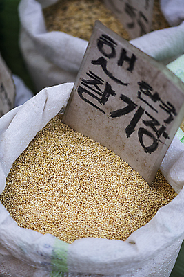 포토 JPG 주간 식재료 곡류 풍경 사람없음 야외 팻말 가득함 담기 잡곡 재래시장 포대 오일장 전통시장 포대자루 모란시장 국내포토 자연요소 전통 모션 프레임 시장 자루 파일형식