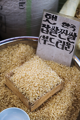 포토 JPG 주간 식재료 풍경 사람없음 야외 팻말 나무상자 가득함 담기 재래시장 대야 오일장 전통시장 찹쌀 모란시장 국내포토 자연요소 전통 모션 프레임 상자 쌀 시장 파일형식