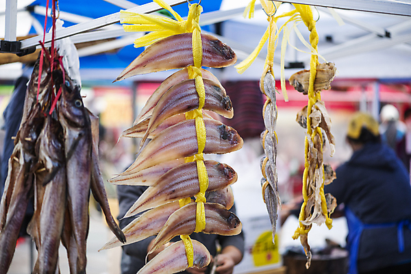 포토 JPG 주간 식재료 매달리기 어류 풍경 상반신 성인 야외 두명 옆모습 뒷모습 아웃포커스 묶기 천막 재래시장 노점 건어물 오일장 전통시장 성인만 모란시장 국내포토 자연요소 전통 뷰포인트 모션 촬영기법 사람 상점 수중동물 시장 파일형식