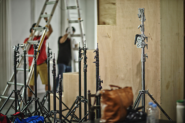 포토 JPG 전신 남자 가방 사다리 스튜디오 실내 서기 풍경 상반신 성인 두명 앞모습 잡기 소프트포커스 준비 바쁨 삼각대 촬영장비 성인남자만 국내포토 잡화 뷰포인트 모션 촬영기법 사람 내부 도구 남자만 성인만 파일형식