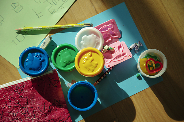 포토 JPG 어린이교육 종이 실내 그림자 틀 사람없음 장난감 햇빛 연필 놀이용품 그림 지우개 점토 점토놀이 나무배경 알록달록 국내포토 교육 백그라운드 놀이 학용품 내부 컬러풀 태양 필기구 오브젝트 파일형식