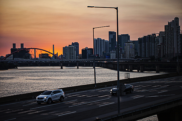포토 JPG 도로 가로등 자동차 하늘 서울 빌딩 사람없음 야외 건물 여름 도시풍경 일몰 야간 한강 가교 국내포토 자연요소 건축물 계절 공공시설 길 육상교통 교통시설 한국 풍경 노을 도시 랜드마크 파일형식