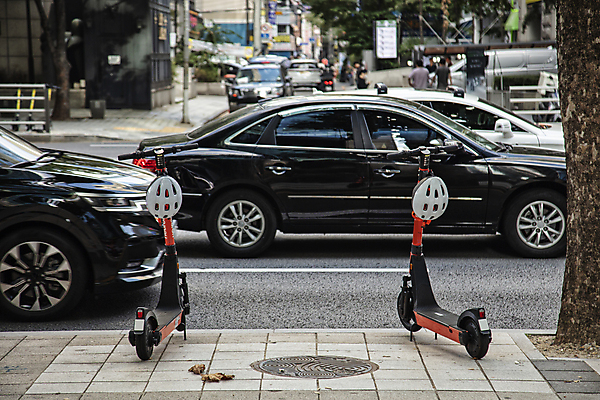 포토 JPG 주간 나무 도로 자동차 서울 사람없음 야외 도시풍경 보행로 헬멧 맨홀 맨홀뚜껑 스마트모빌리티 전동퀵보드 국내포토 자연요소 식물 길 육상교통 교통시설 한국 풍경 도시 보호장비 퀵보드 파일형식 모빌리티