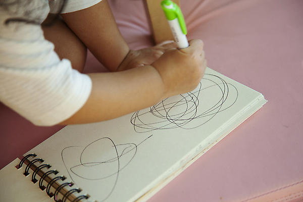 포토 JPG 손 곡선 실내 신체부위 펜 아기 잡기 그리기 낙서 그림 스프링노트 그림공부 열심 국내포토 선 모션 사람 내부 학습 필기구 공책 파일형식