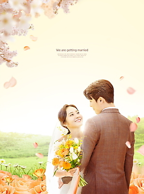 PSD 편집이미지 커플 응시 여자 남자 꽃잎 꽃 부케 웨딩드레스 결혼 꽃밭 사랑 미소 들기 정장 턱시도 상반신 20대 성인 두명 30대 마주보기 한국인 낙화 신랑신부 성인만 연노랑색 이미지편집 식물 시선 드레스 옷 감정 신부_웨딩 꽃다발 신랑 관계 모션 표정 사람 동양인 이벤트 청년 장년 노란색 파일형식