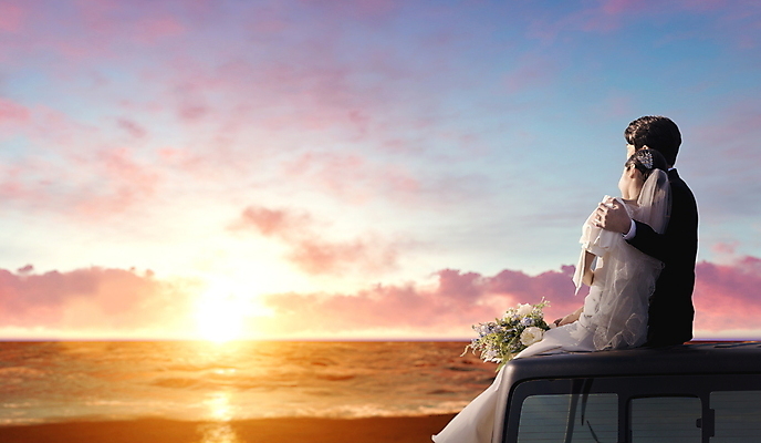 PSD 구름 편집이미지 커플 응시 여자 남자 바다 부케 웨딩드레스 결혼 자동차 하늘 앉기 정장 턱시도 상반신 20대 성인 두명 30대 일몰 한국인 신랑신부 성인만 어깨에손 이미지편집 자연요소 시선 드레스 옷 신부_웨딩 육상교통 꽃다발 신랑 관계 모션 사람 동양인 이벤트 청년 장년 노을 파일형식