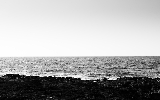 포토 JPG 주간 바다 하늘 흑백 풍경 사람없음 야외 제주도 가을 바위 애월해수욕장 수평선 국내포토 자연요소 계절 한국 촬영기법 돌_바위 해수욕장 파일형식