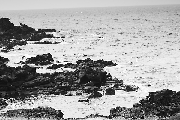 포토 JPG 주간 바다 흑백 풍경 사람없음 야외 제주도 가을 바위 애월해수욕장 국내포토 자연요소 계절 한국 촬영기법 돌_바위 해수욕장 파일형식