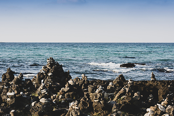 포토 JPG 주간 바다 풍경 사람없음 야외 제주도 쌓기 가을 조약돌 바위 석탑 소원탑 애월해수욕장 수평선 국내포토 자연요소 계절 모션 한국 탑 돌_바위 해수욕장 파일형식