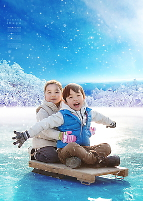 전신 PSD 나무 편집이미지 여자 남자 어린이 허리손 겨울 팔벌리기 미소 웃음 앉기 소녀 소년 두명 파란색 한국인 눈 승차 빙판 썰매타기 얼음썰매 어린이만 이미지편집 자연요소 식물 계절 컬러 포즈 모션 날씨 표정 사람 동양인 전통놀이 썰매 파일형식