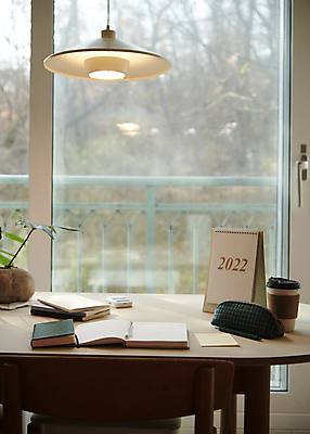 포토 JPG 주간 화분 커피 탁자 조명 새해 실내 사람없음 펜 다이어리 목표 계획 창가 오브젝트 필통 스톱워치 탁상달력 테이크아웃컵 2022년 미라클모닝 국내포토 자연요소 음료 시계 가구 컨셉 창문 학용품 내부 컵 필기구 사무용품 달력 연도 자기계발 파일형식