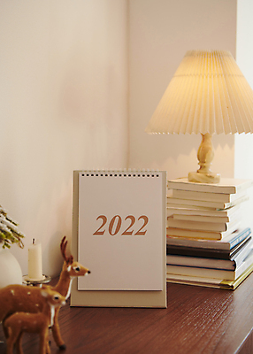 포토 JPG 초 사슴 새해 실내 사람없음 쌓기 다이어리 미니어처 스탠드 목표 계획 오브젝트 탁상달력 2022년 국내포토 컨셉 포유류 모션 조명 내부 모형 사무용품 달력 연도 파일형식