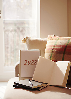 포토 JPG 쿠션 창문 새해 실내 그림자 사람없음 소파 햇빛 펜 다이어리 목표 계획 오브젝트 탁상달력 2022년 국내포토 컨셉 의자 내부 태양 필기구 사무용품 달력 연도 파일형식