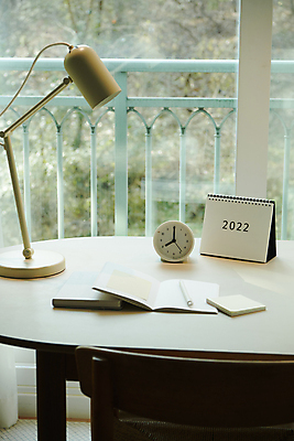 포토 JPG 새해 실내 사람없음 아웃포커스 펜 다이어리 스탠드 목표 계획 창가 책상 오브젝트 포스트잇 탁상시계 탁상달력 2022년 미라클모닝 국내포토 시계 가구 컨셉 창문 조명 촬영기법 내부 필기구 사무용품 달력 메모지 연도 자기계발 파일형식
