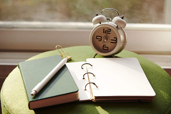 포토 JPG 탁자 새해 실내 그림자 사람없음 햇빛 펜 다이어리 자명종 목표 계획 창가 오브젝트 탁상시계 서류집게 국내포토 시계 가구 컨셉 창문 집게 내부 태양 필기구 사무용품 알람 파일형식