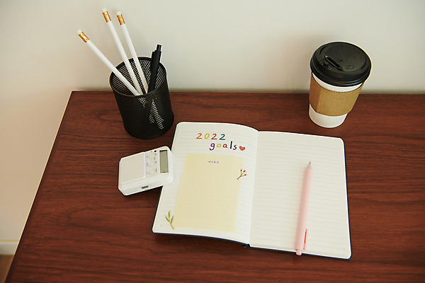 포토 JPG 커피 새해 실내 사람없음 연필 펜 다이어리 메모지 목표 계획 오브젝트 연필꽂이 나무탁자 스톱워치 테이크아웃컵 2022년 국내포토 음료 시계 컨셉 탁자 문구용품 학용품 내부 컵 필기구 사무용품 연도 파일형식